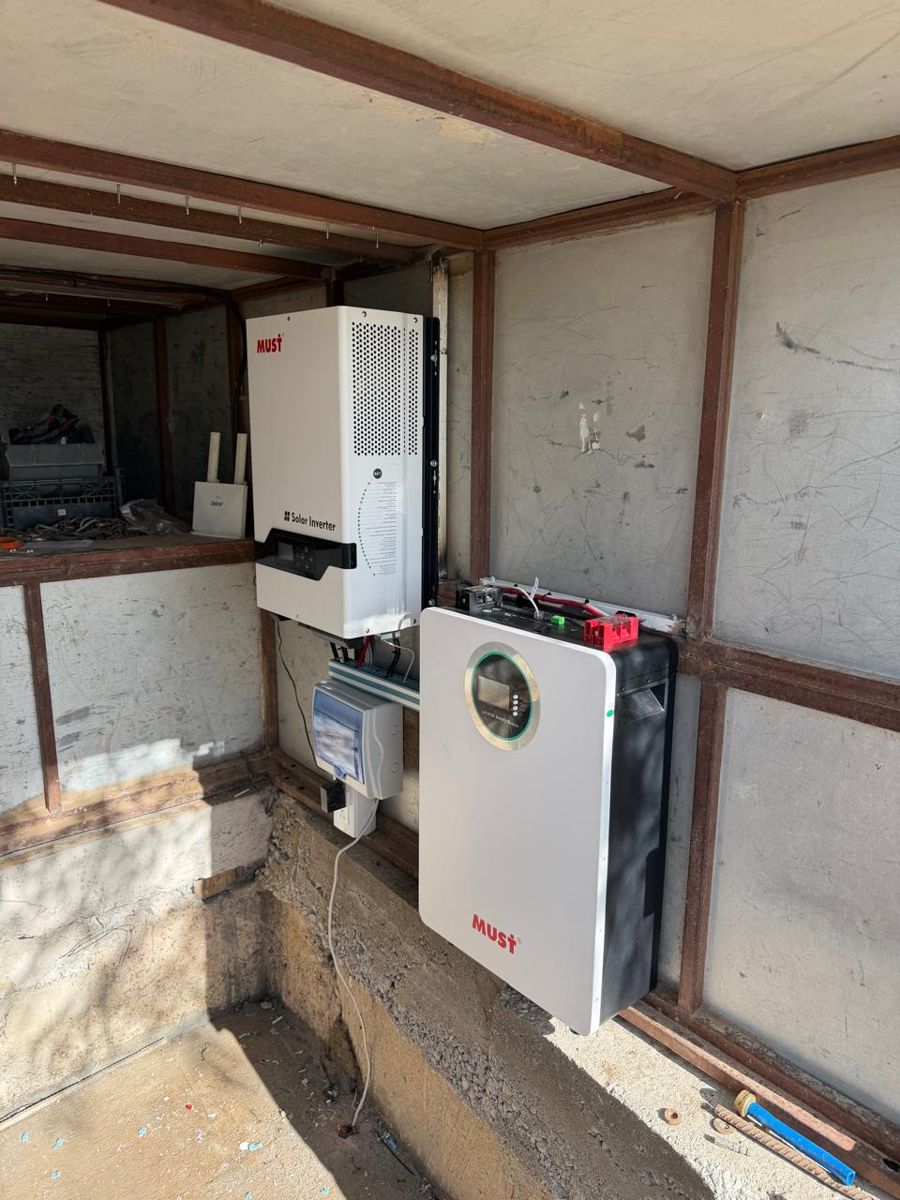 Inversor solar y batería de litio instalados