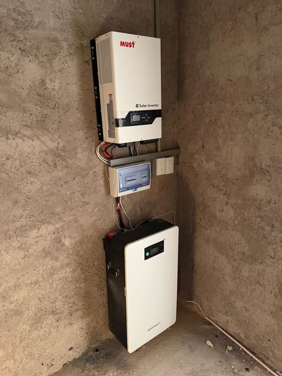 Inversor solar con centro de carga y batería