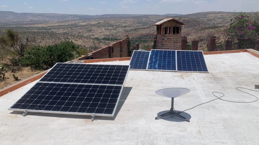 Sistema solar aislado con paneles en el techo de una casa de campo en Aguascalientes